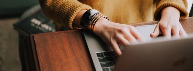 üzenetet író kéz